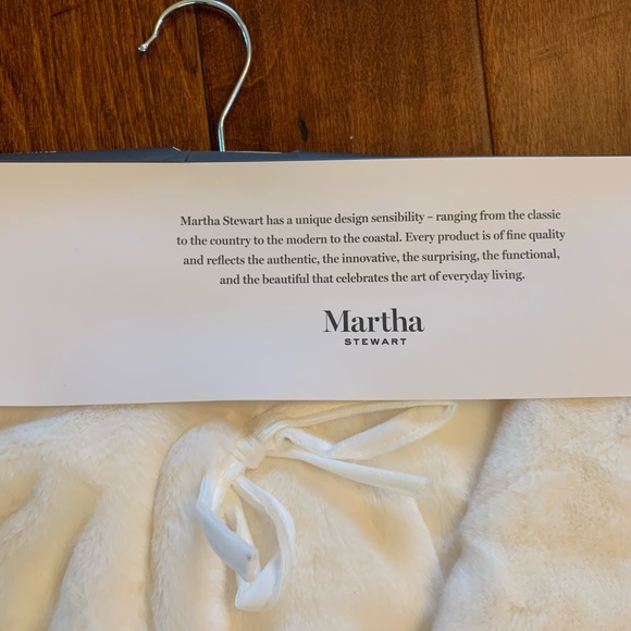 Martha Stewart Christmas Tree Skirt White Faux Fur Skylands Collection Faux Fur - Picture 5 of 6